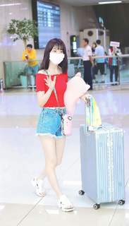 Sakura Miyawaki feet photo thumbnail