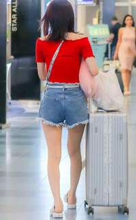 Sakura Miyawaki feet photo thumbnail