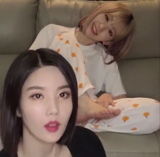 Sakura Miyawaki feet photo thumbnail