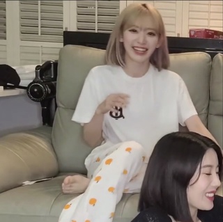 Sakura Miyawaki feet photo thumbnail