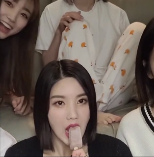 Sakura Miyawaki feet photo thumbnail