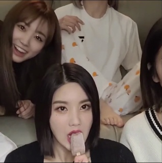 Sakura Miyawaki feet photo thumbnail