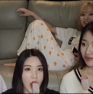 Sakura Miyawaki feet photo thumbnail