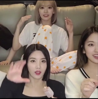 Sakura Miyawaki feet photo thumbnail