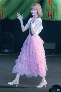 Sakura Miyawaki feet photo thumbnail