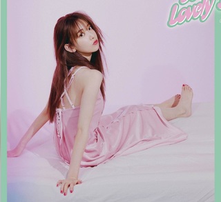 Sakura Miyawaki feet photo thumbnail