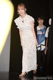 Sakura Miyawaki feet photo thumbnail