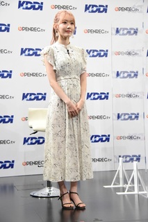 Sakura Miyawaki feet photo thumbnail