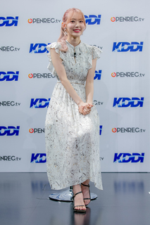 Sakura Miyawaki feet photo thumbnail