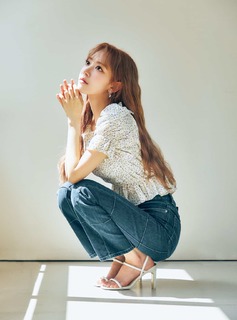 Sakura Miyawaki feet photo thumbnail