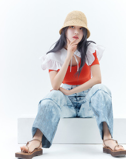 Sakura Miyawaki feet photo thumbnail