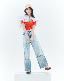 Sakura Miyawaki feet photo thumbnail