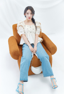 Sakura Miyawaki feet photo thumbnail