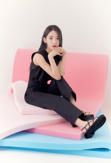 Sakura Miyawaki feet photo thumbnail