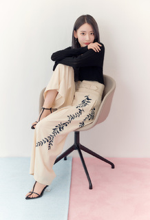 Sakura Miyawaki feet photo thumbnail