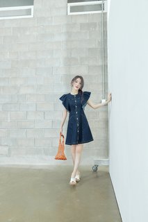Sakura Miyawaki feet photo thumbnail
