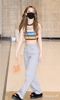 Sakura Miyawaki feet photo thumbnail