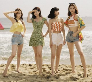 Sakura Miyawaki feet photo thumbnail