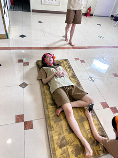 Sakura Miyawaki feet photo thumbnail