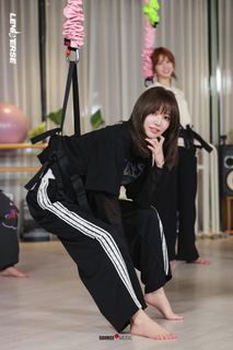 Sakura Miyawaki feet photo thumbnail