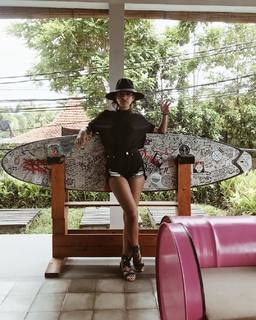 Salma Abu-Deif feet photo thumbnail