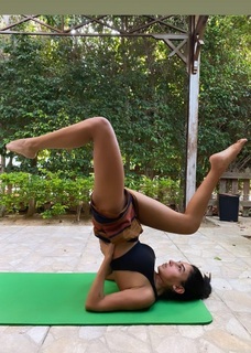 Salma Abu-Deif feet photo thumbnail