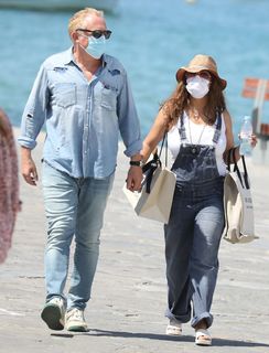 Salma Hayek feet photo thumbnail