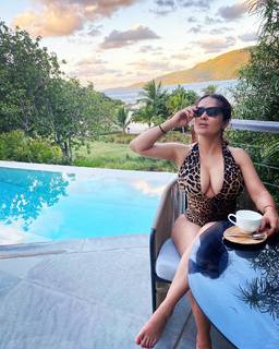 Salma Hayek feet photo thumbnail