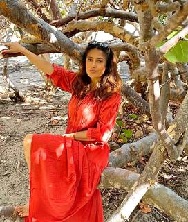 Salma Hayek feet photo thumbnail