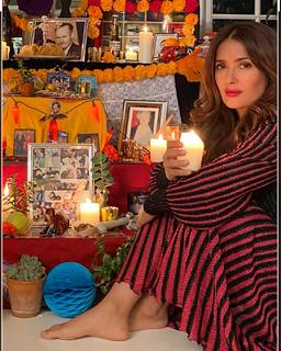 Salma Hayek feet photo thumbnail