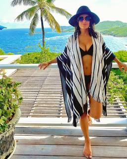 Salma Hayek feet photo thumbnail