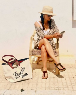 Salma Hayek feet photo thumbnail