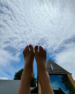 Salma Hayek feet photo thumbnail