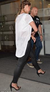 Sam Faiers feet photo thumbnail