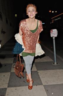 Samaire Armstrong feet photo thumbnail