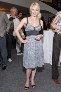 Samaire Armstrong feet photo thumbnail