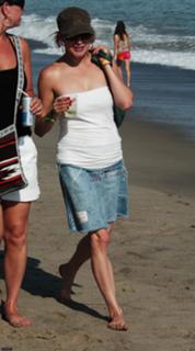 Samaire Armstrong feet photo thumbnail