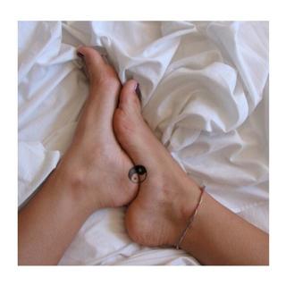 Samaire Armstrong feet photo thumbnail