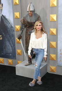 Samaire Armstrong feet photo thumbnail