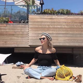 Samaire Armstrong feet photo thumbnail