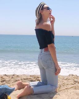 Samaire Armstrong feet photo thumbnail