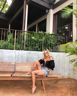 Samaire Armstrong feet photo thumbnail