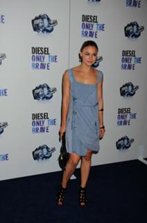 Samaire Armstrong feet photo thumbnail
