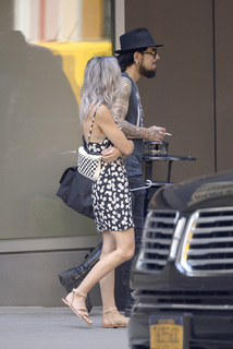 Samaire Armstrong feet photo thumbnail