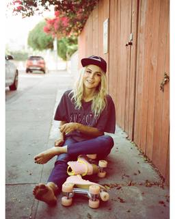 Samaire Armstrong feet photo thumbnail