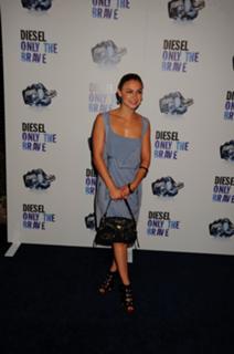 Samaire Armstrong feet photo thumbnail