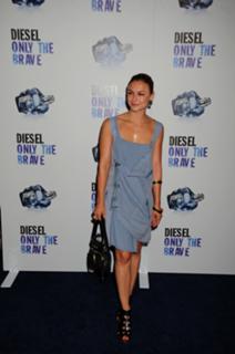 Samaire Armstrong feet photo thumbnail