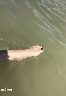 Samantha Brown feet photo thumbnail