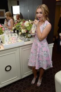 Samantha Hanratty feet photo thumbnail