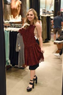 Samantha Hanratty feet photo thumbnail